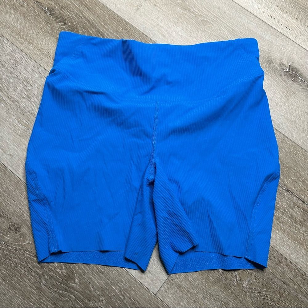 Lululemon Base Pace High-Rise Biker Short 6”
*Ribbed Nulux Poolside Blue 12